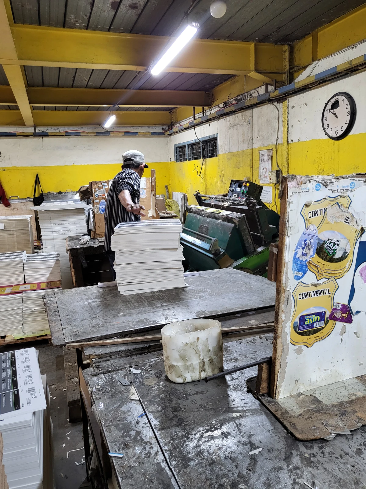 Mesin Potong Kertas Industri Presisi
